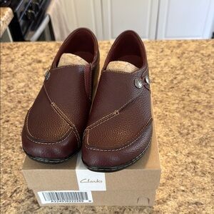 Clarks women’s maroon Leather Shoes